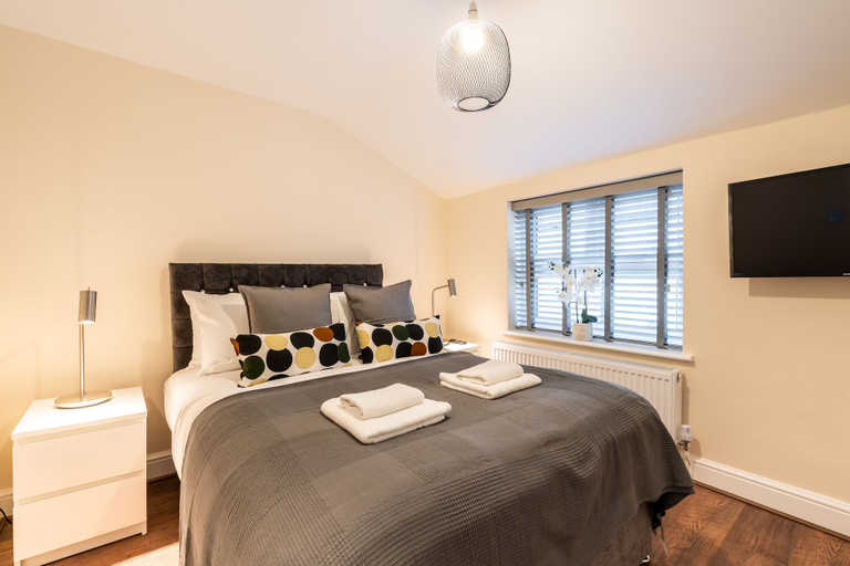 Bedroom 3, 1bd Apt for 2-4. New Decor & Furnishings, London