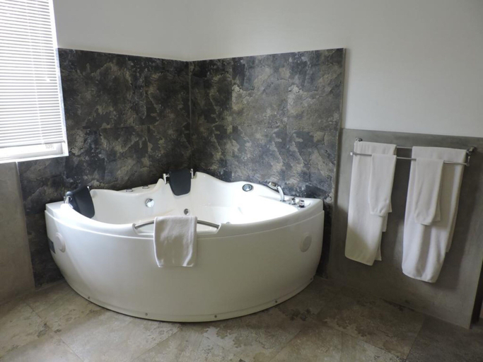 Bathroom 2, Pigeon Island Beach Resort, Kuchchaveli