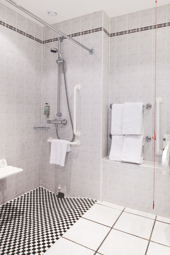 Bathroom 5, Holiday Inn Express LIVERPOOL - ROYAL ALBERT DOCK by IHG, Sefton