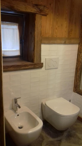 Bathroom 3, Li Tzatagni, Aosta