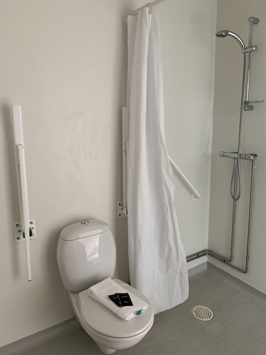 Bathroom 4, The Cliff Hotel, Fjarðabyggð