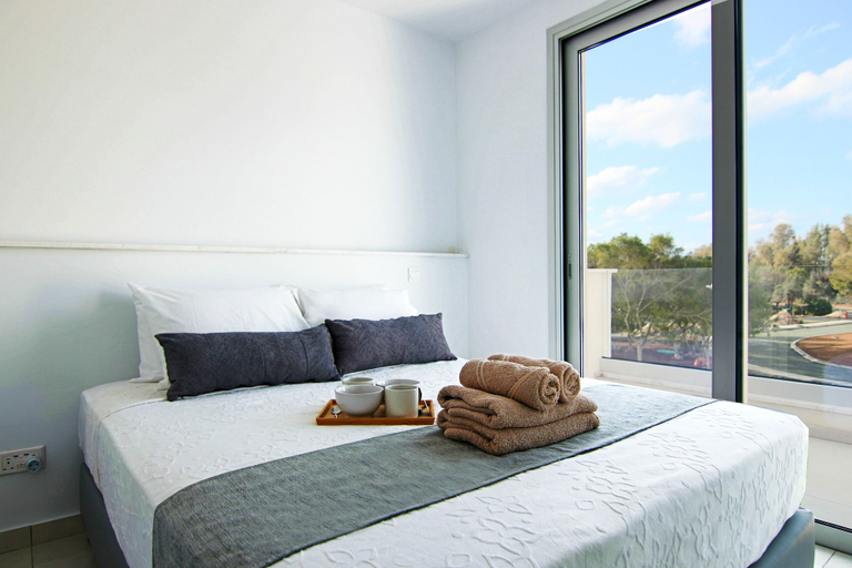 Bedroom 2, Phaedrus Living: Seaside Executive Flat Harbour 201