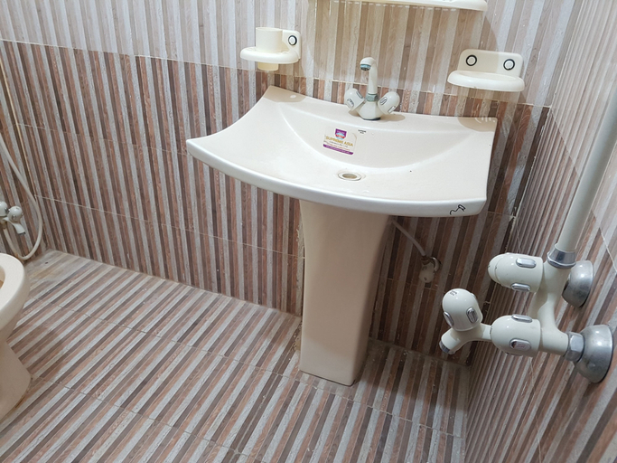 Bathroom 3, Aimys Villa Guest House, Multan