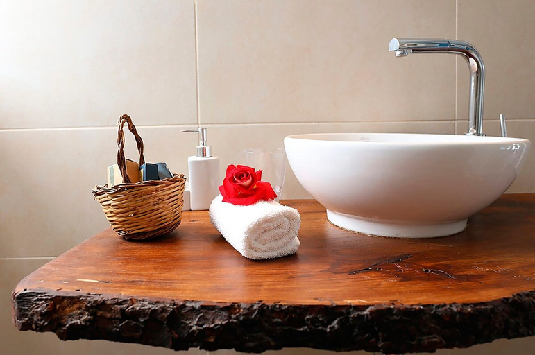 Bathroom 5, La Villa, Messina