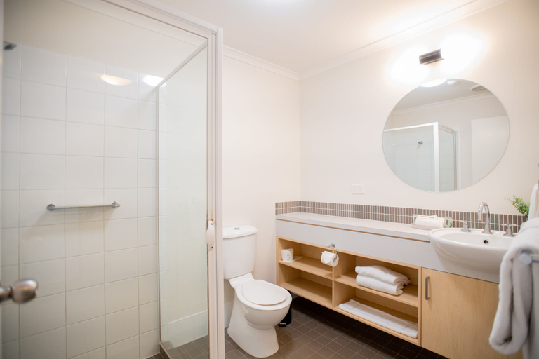 Bathroom, Bribie Island Hotel, Bribie Island