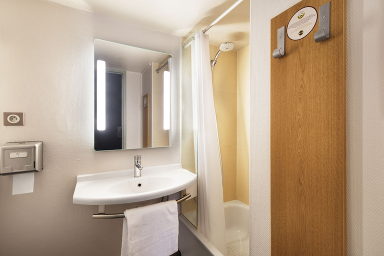Bathroom 3, B&B HOTEL Lyon Saint-Priest, Rhône