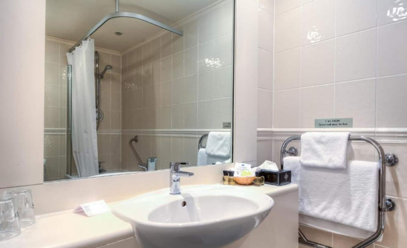 Bathroom 4, Langstone Cliff, Devon