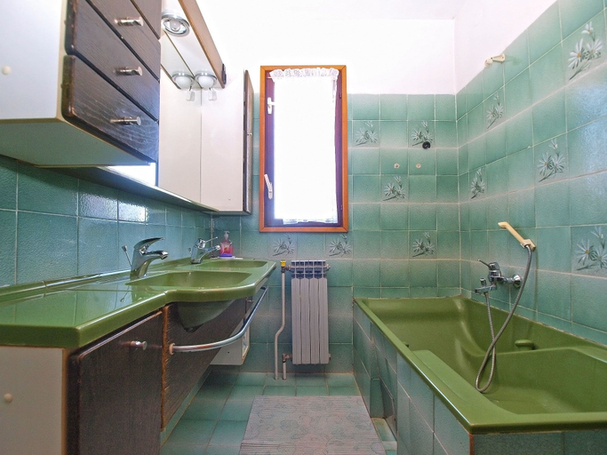 Bathroom 3, Apartment 939, Marčana