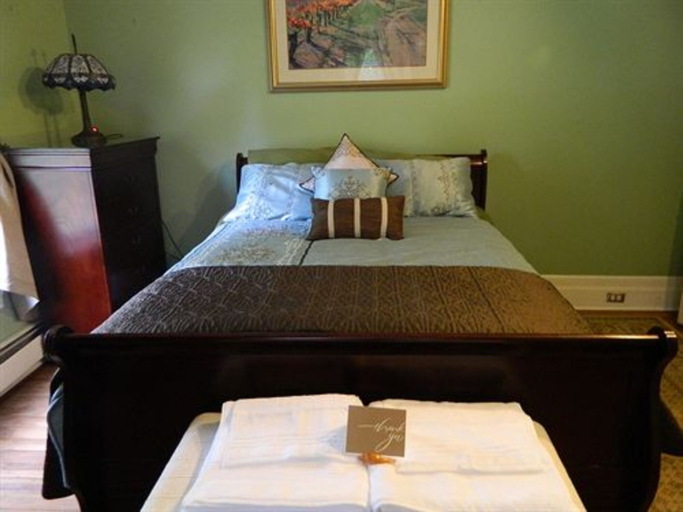 Bedroom 2, The Queen of the Catskills B&B, Delaware