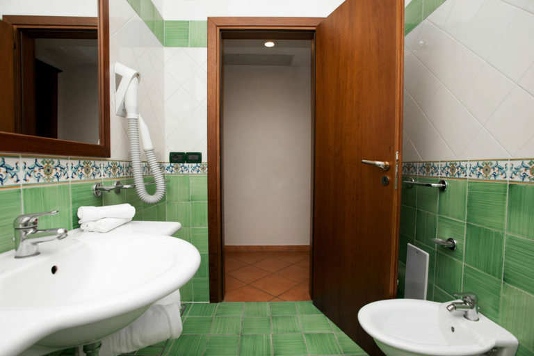 Bathroom 5, Oleandri Resort, Salerno