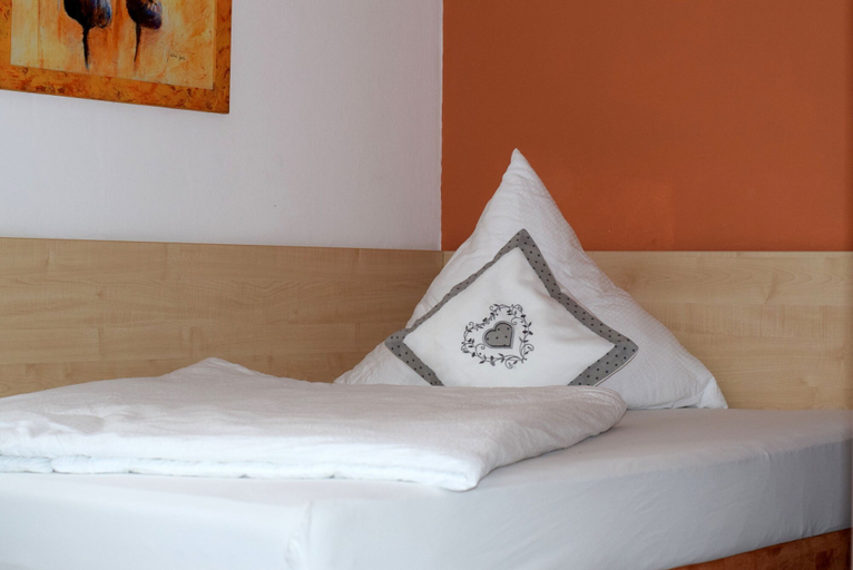 Bedroom 5, Stempfle's Landgasthof Zum Kreuz, Ostalbkreis