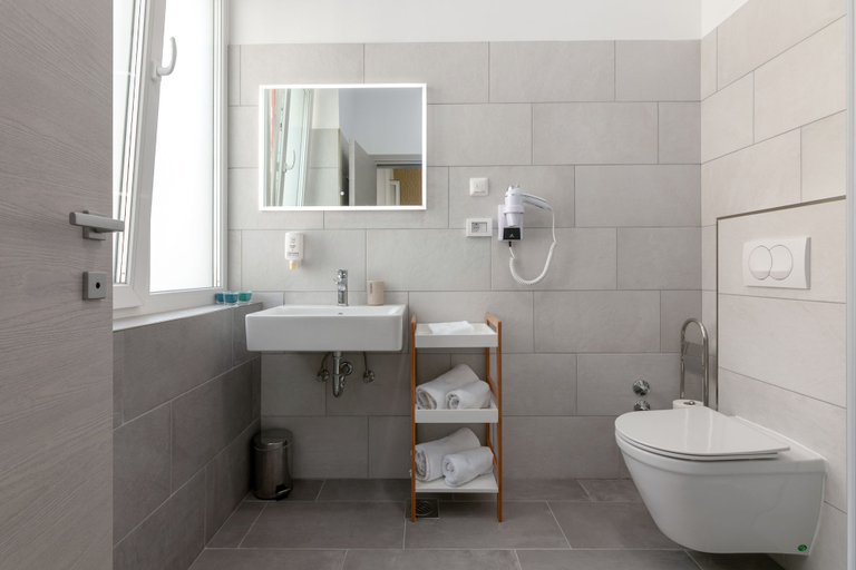 Bathroom 4, Preziosa, Pula
