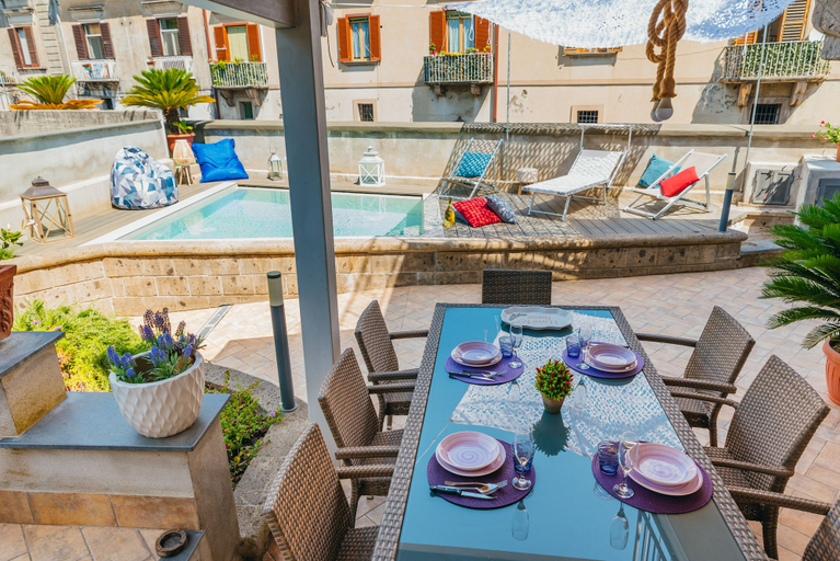 Food & Drinks 5, Spacious Villa with 4 rooms, pool, solarium & garden, Napoli