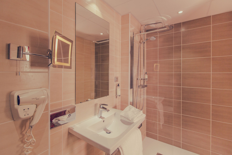 Bathroom 4, Best Western Plus Hôtel Richelieu, Haute-Vienne
