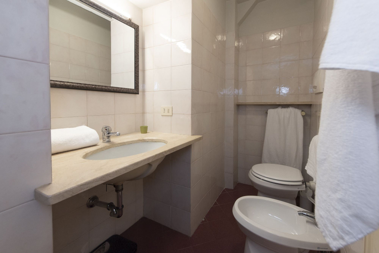 Bathroom 3, Luna, Florence