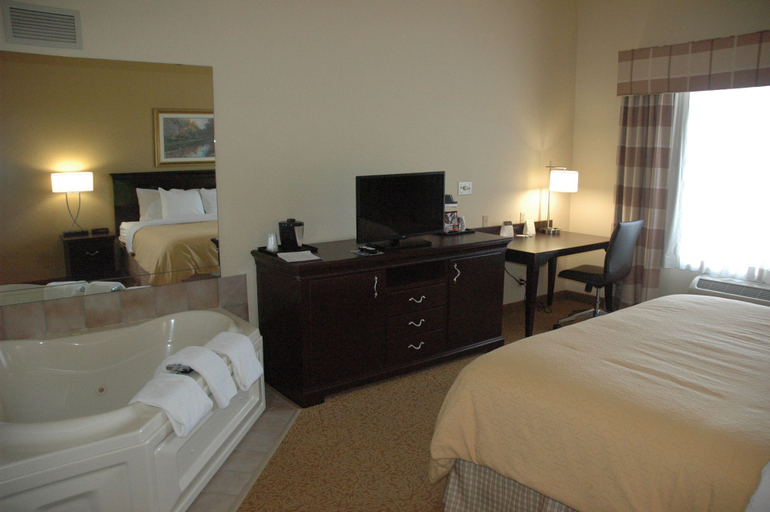 Bedroom 3, Country Inn & Suites by Radisson, West Bend, WI, Washington