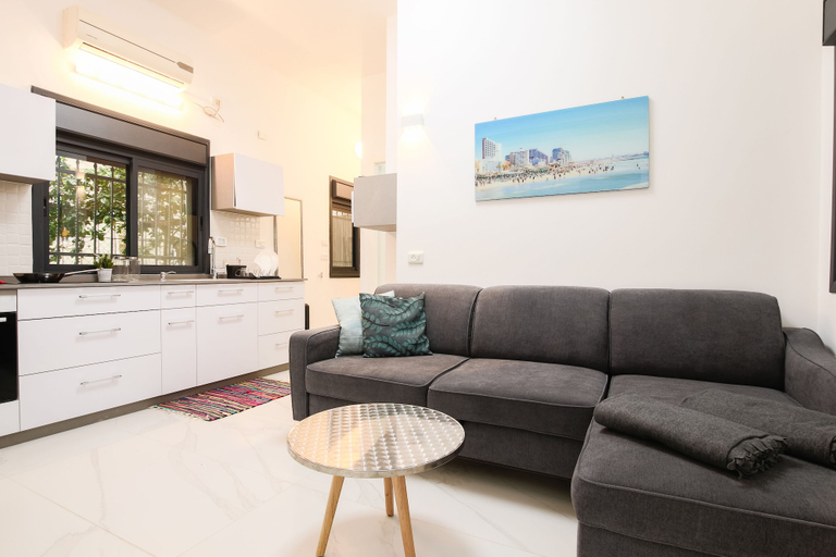 Others 5, 1 BR with Patio in City Center by FeelHome