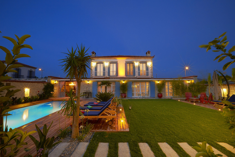 Exterior & Views
