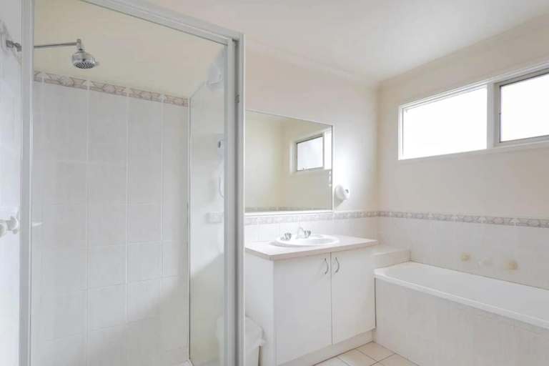 Bathroom 3, Lamplighter Motel, Melbourne