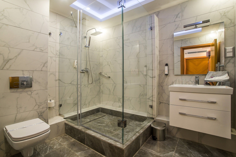 Bathroom 5, Marmara Hotel Budapest, Budapesti