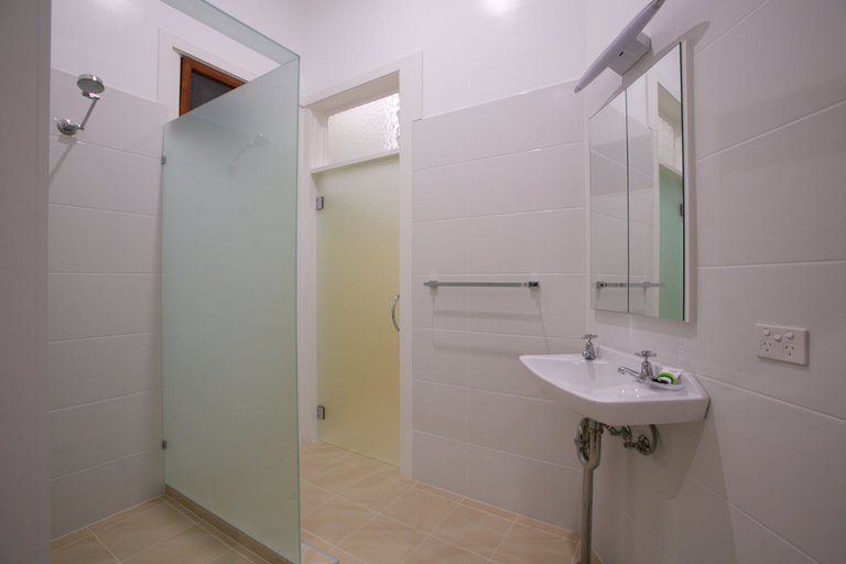 Bathroom 4, Pier Hotel Coffs Harbour, Coffs Harbour - Pt A