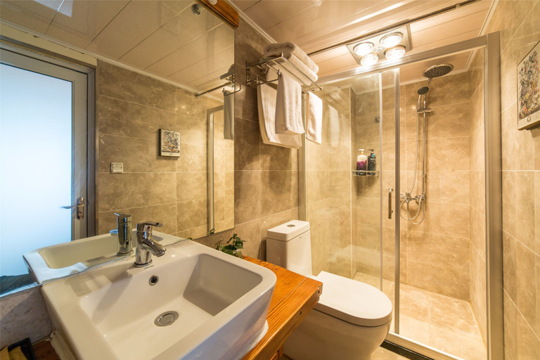 Bathroom 4, C'est La Vie Boutique Inn, Lijiang
