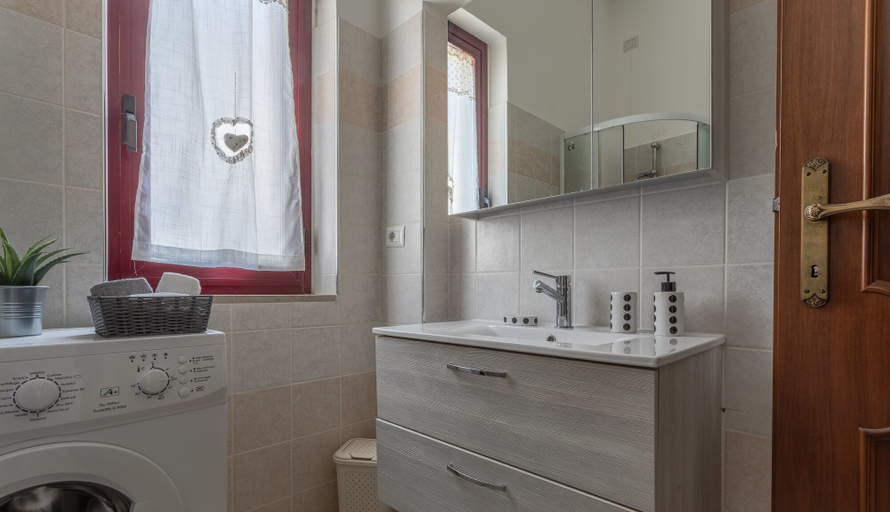 Bathroom 2, Manzoni Apartment, Teramo