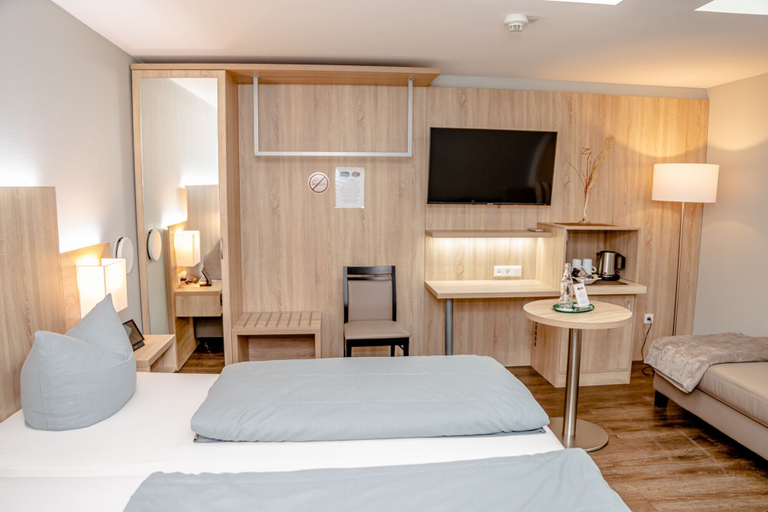Bedroom 3, Hotel Herbers & RestaurantLeon, Aurich