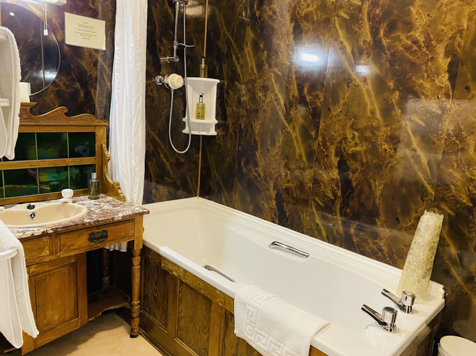 Bathroom, St Benets Abbey B&B, Cornwall