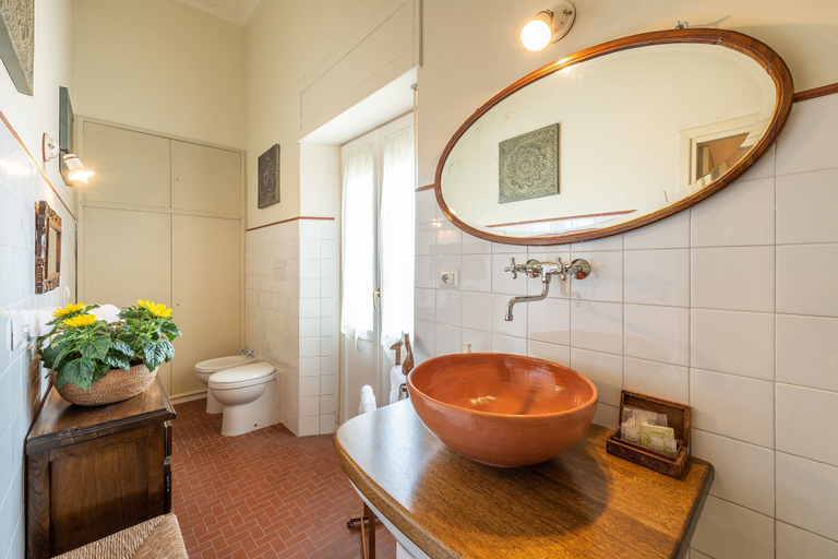 Bathroom 5, Palazzo Santa Caterina, Nuoro