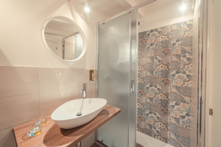 Bathroom 4, A' Coffa, Messina