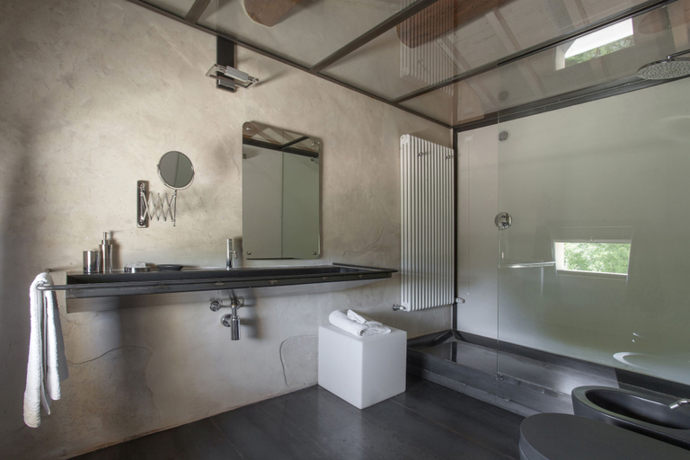 Bathroom 4, Corte Mainolda, Mantua
