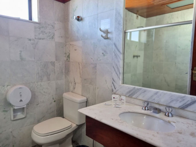 Bathroom 5, Lucape Palace Hotel, Barbacena