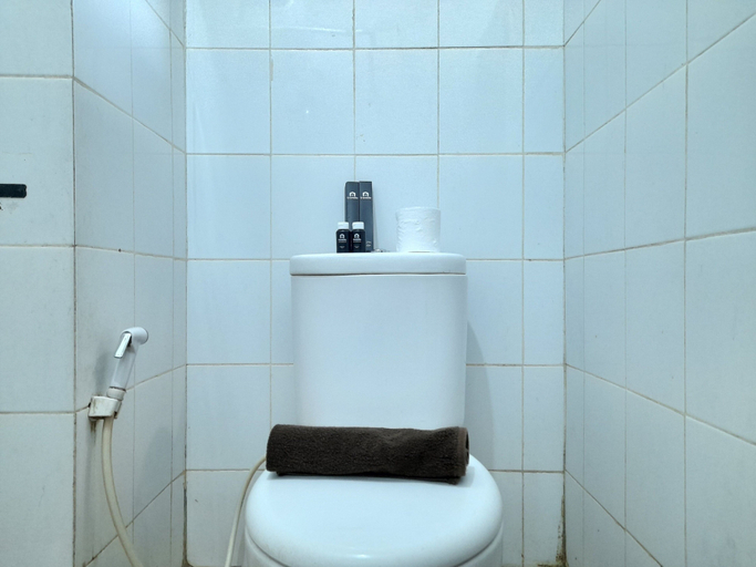 Bathroom 2, Modern Studio Room at Gateway Ahmad Yani Cicadas Apartment, Bandung