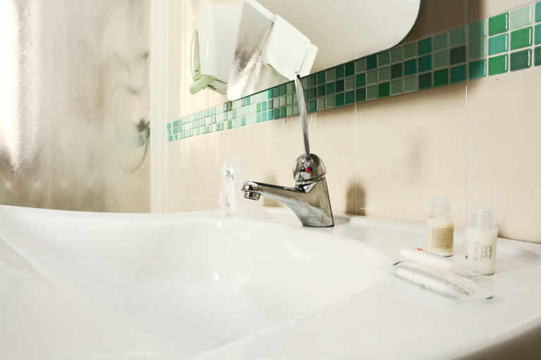 Bathroom 5, Albergo Maccotta, Trapani