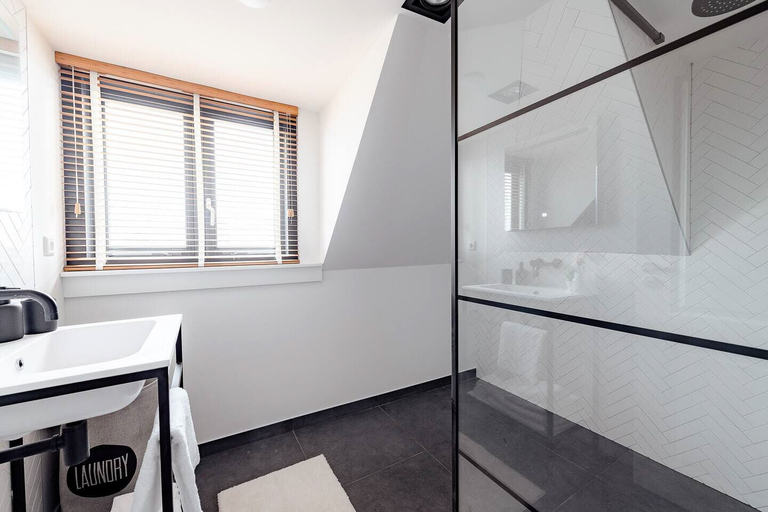 Bathroom 2, LVM Stays, The Hague