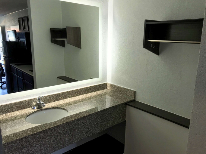 Bathroom 4, Suburban Studios North Charleston I-526, Charleston