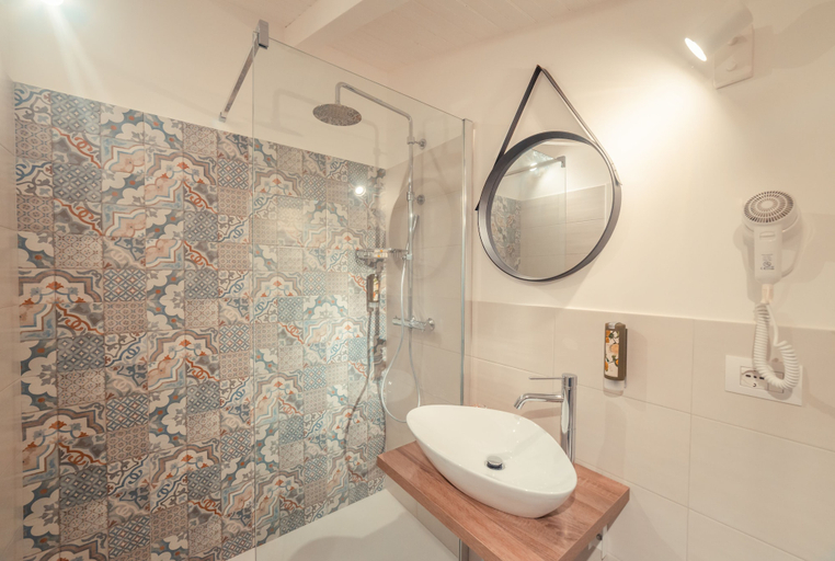 Bathroom 4, A' Coffa, Messina