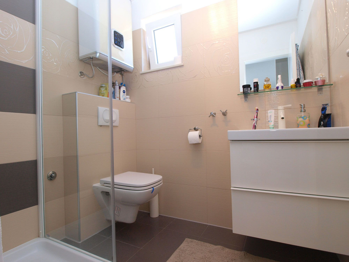 Bathroom 3, Apartment 1418, Vodnjan