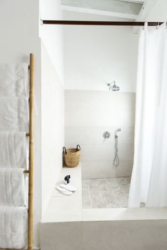 Bathroom 3, Akotika boutique Old City Apartments