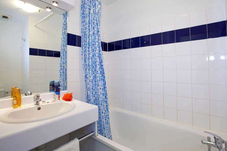 Bathroom 5, Séjours & Affaires Lyon Saint-Nicolas, Rhône