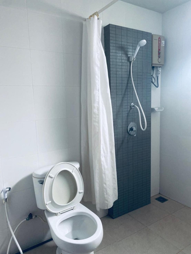 Bathroom 5, J Hotel, Mueang Krabi