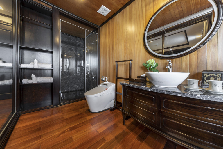 Bathroom 4, La Regina Legend Cruise, Hạ Long