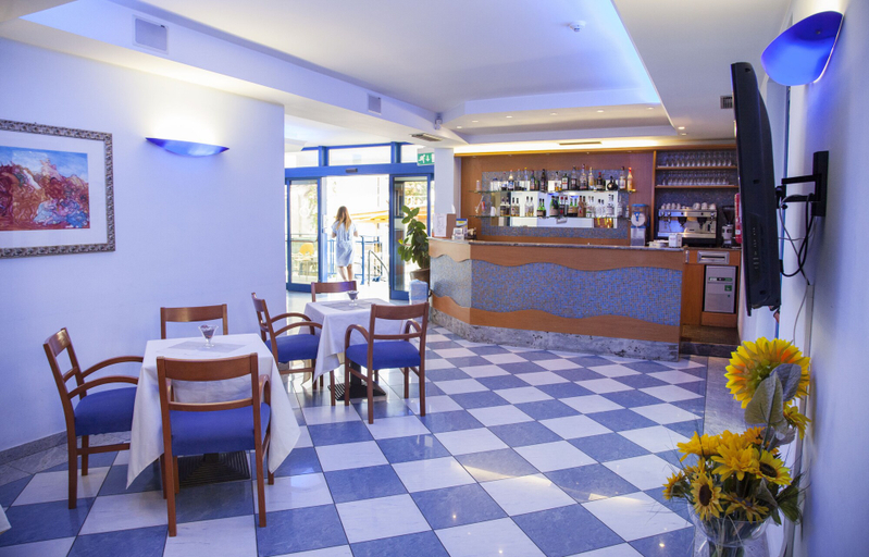 Food & Drinks 3, Hotel smeraldo, Teramo