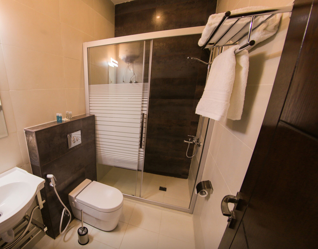 Bathroom 5, Nairoukh Hotel, Salt
