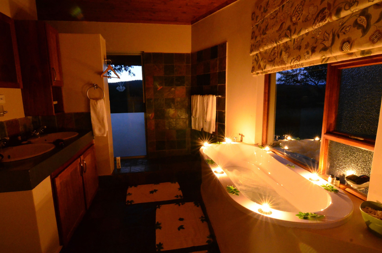 Bathroom 4, Amakhosi Safari Lodge and SPA, Zululand