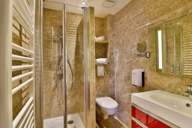 Bathroom 5, Hôtel Le Provençal, Var