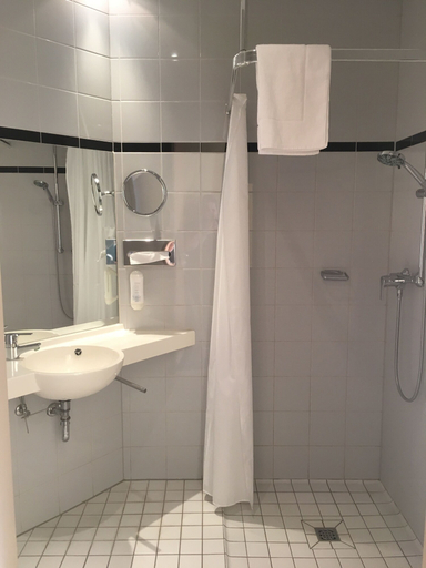 Bathroom 5, Warias Hotel & Restaurant, Saalekreis