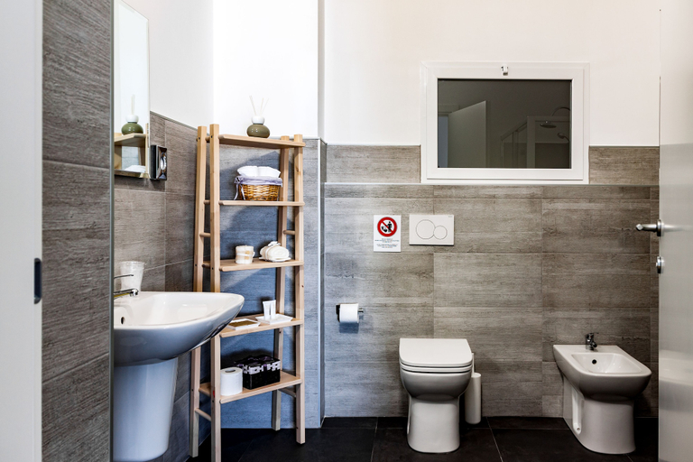 Bathroom 5, Travel Station, Bari