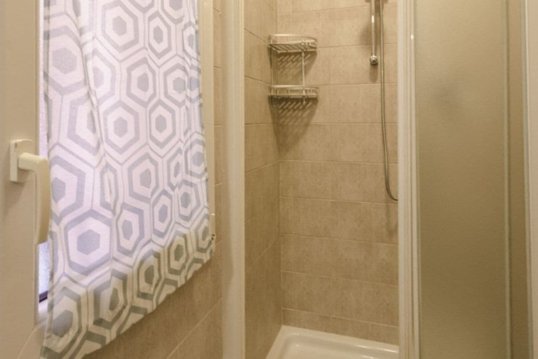 Bathroom shower, Appartamento Schiavonia, Bologna